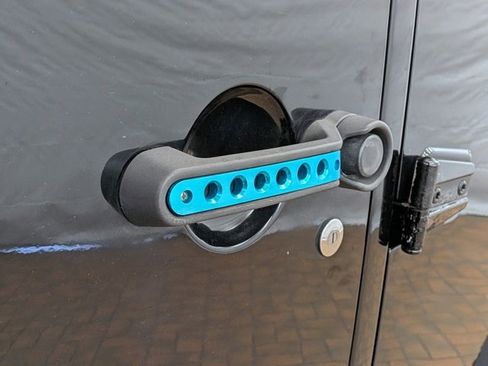 Used 2016 Jeep Wrangler Unlimited Rubicon image 11