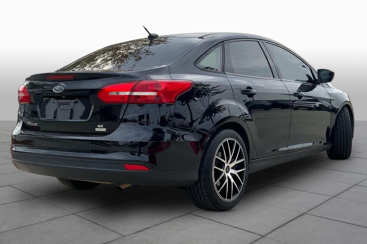 Used 2018 Ford Focus SE w/ SE Appearance Package FWD image 13