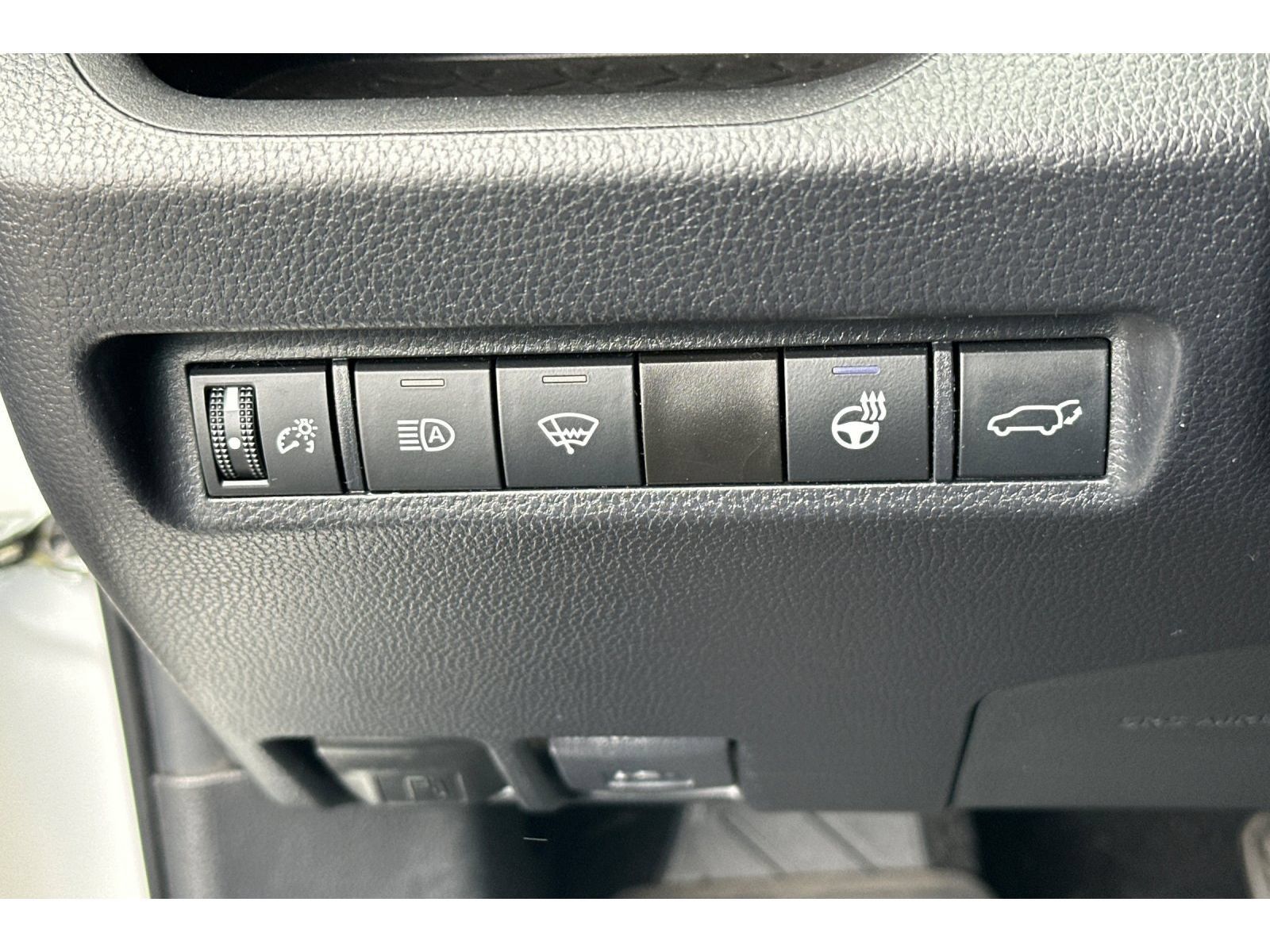 Used 2022 Toyota RAV4 XLE Premium FWD image 31