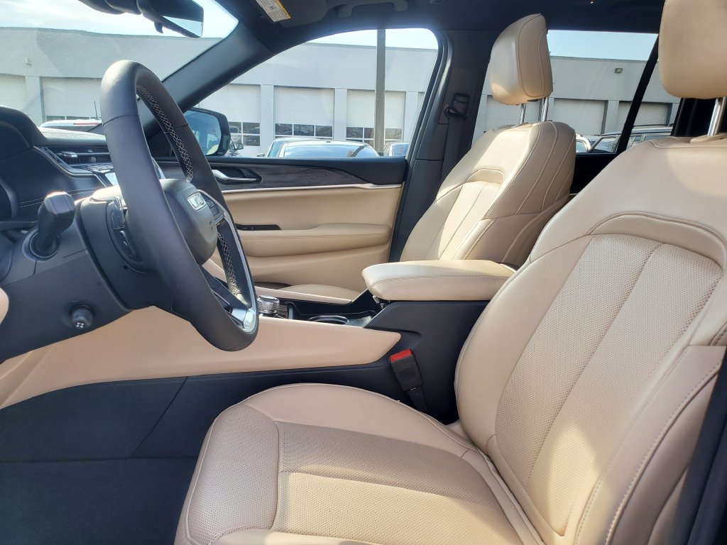 Used 2024 Jeep Grand Cherokee Limited w/ Luxury Tech Group II AWD/4WD image 5