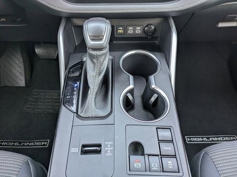 Used 2023 Toyota Highlander LE image 18
