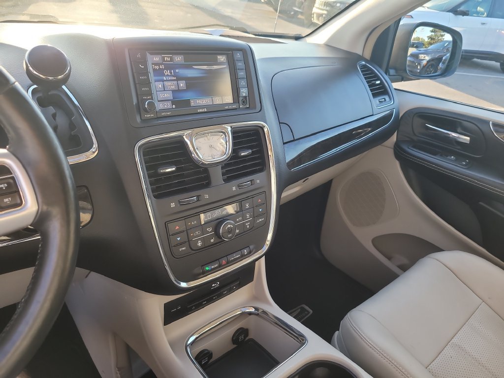 Used 2016 Chrysler Town & Country Touring-L FWD image 22