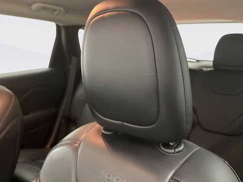 Used 2017 Jeep Cherokee Limited image 8