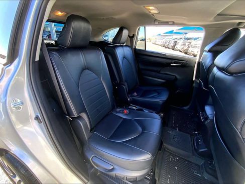Used 2023 Toyota Highlander XLE image 19