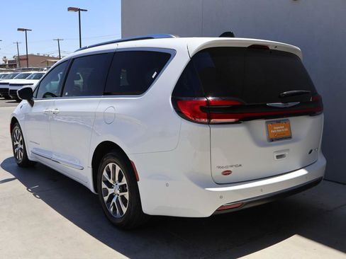 Used 2025 Chrysler Pacifica Pinnacle FWD image 3