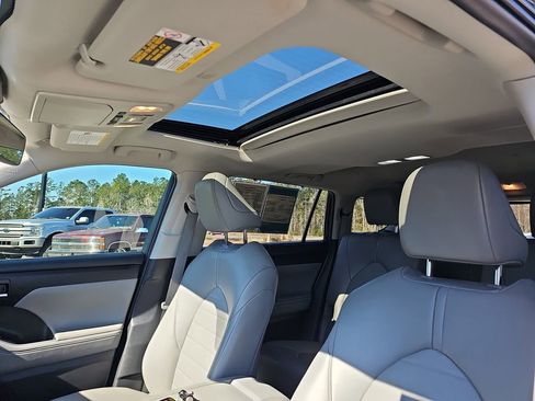Used 2022 Toyota Highlander XLE image 35
