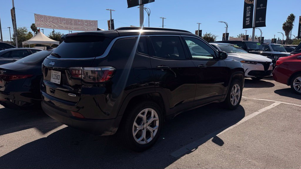 Used 2024 Jeep Compass Latitude AWD/4WD image 3