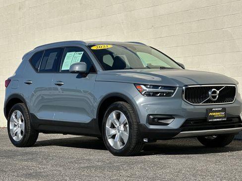 Used 2021 Volvo XC40 T5 Momentum w/ Premium Package image 2