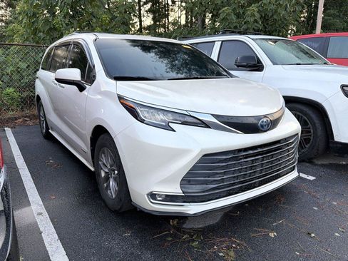 Used 2021 Toyota Sienna XLE FWD image 3