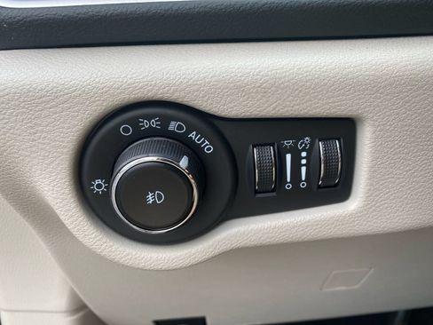 Used 2023 Chrysler Pacifica Touring-L FWD image 23
