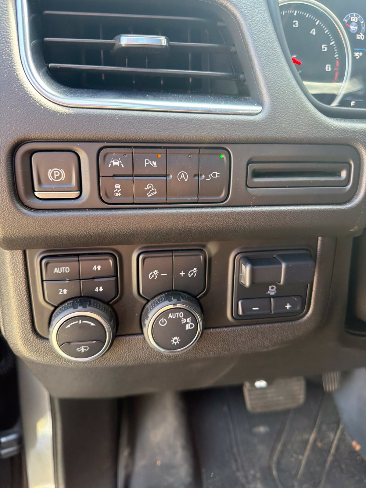 Used 2021 Chevrolet Suburban Z71 w/ Z71 Off-Road Package AWD/4WD image 13