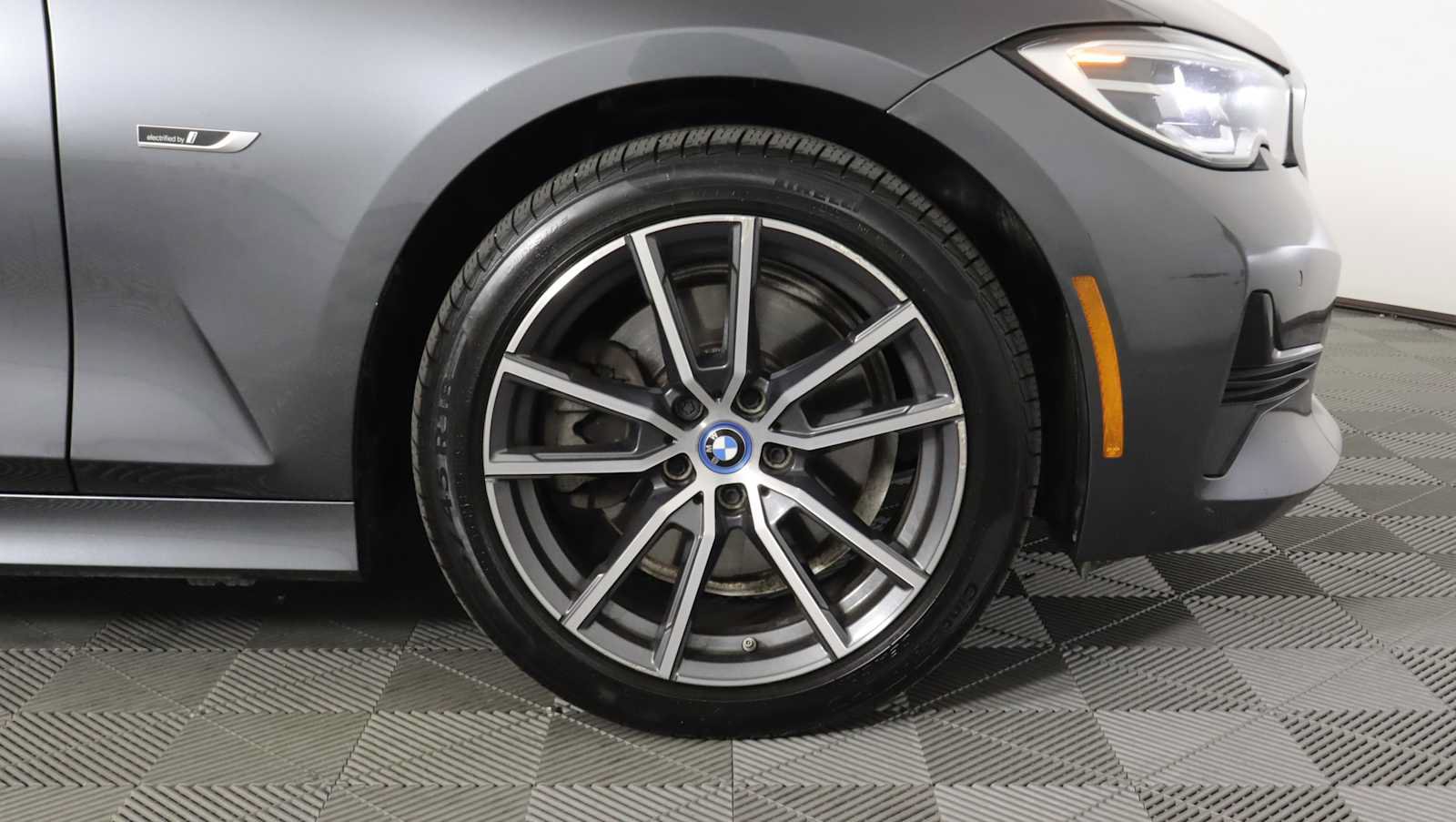 Used 2022 BMW 330e xDrive w/ Premium Package AWD/4WD image 7