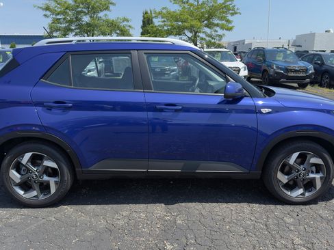 Used 2023 Hyundai Venue SEL w/ Cargo Package image 2