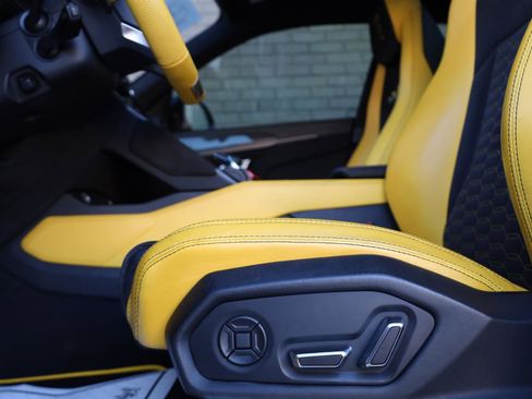 Used 2021 Lamborghini Urus AWD/4WD image 23