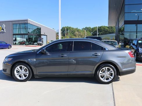 Used 2019 Ford Taurus SE image 2