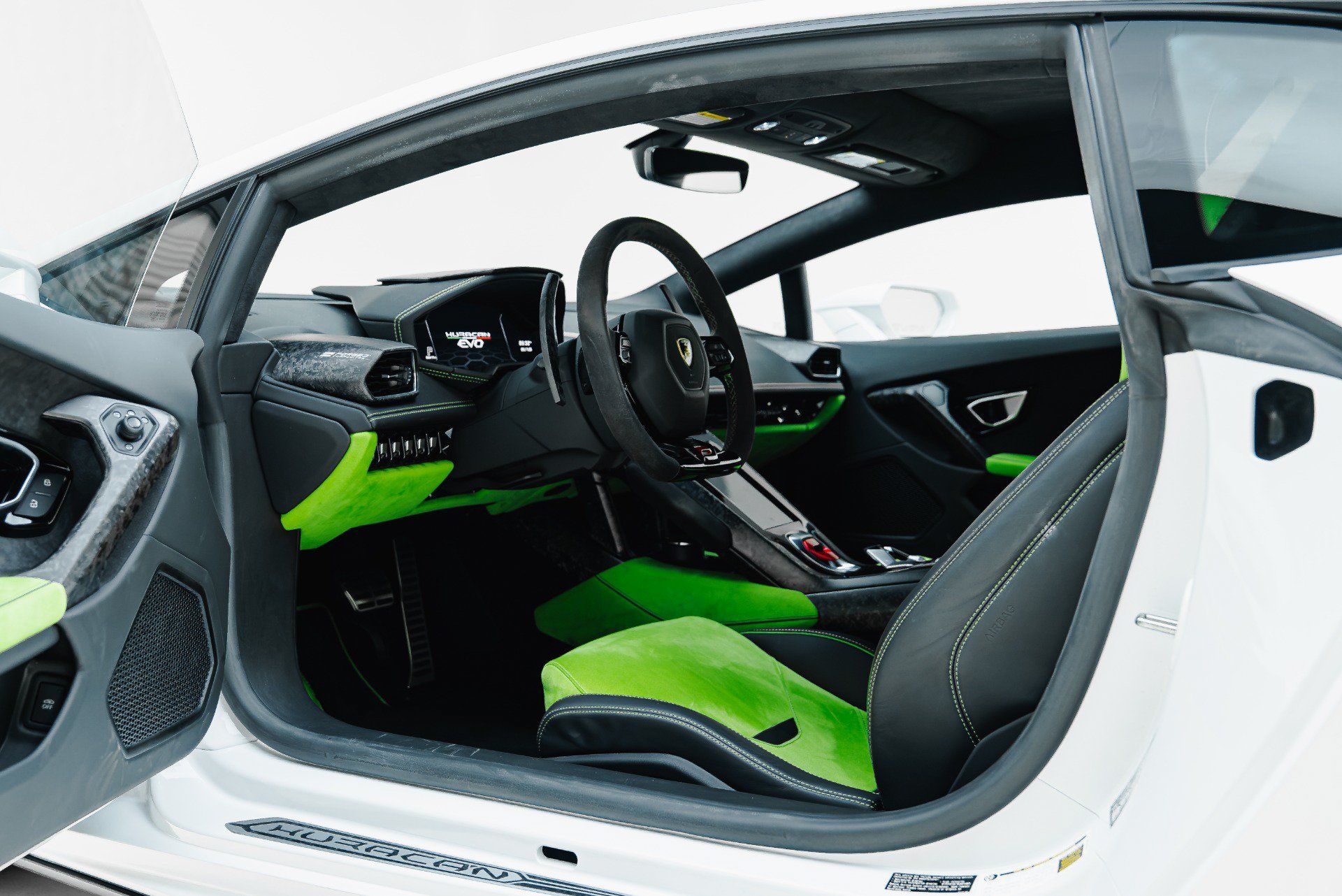 Used 2021 Lamborghini Huracan EVO RWD image 3