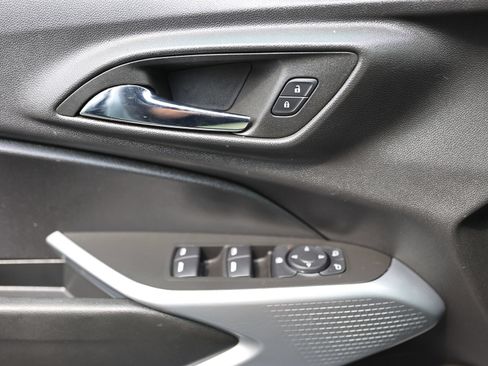Used 2025 Chevrolet Trax RS FWD image 34