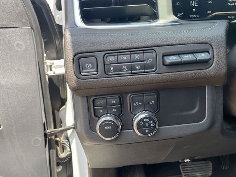 Used 2022 GMC Yukon Denali AWD/4WD image 16