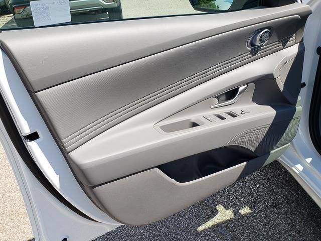 New 2025 Hyundai Elantra SEL FWD image 6