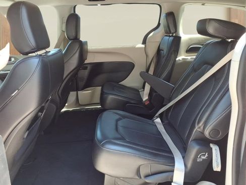 Used 2023 Chrysler Pacifica Touring-L FWD image 22