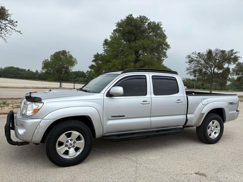 Used 2010 Toyota Tacoma PreRunner RWD image 2