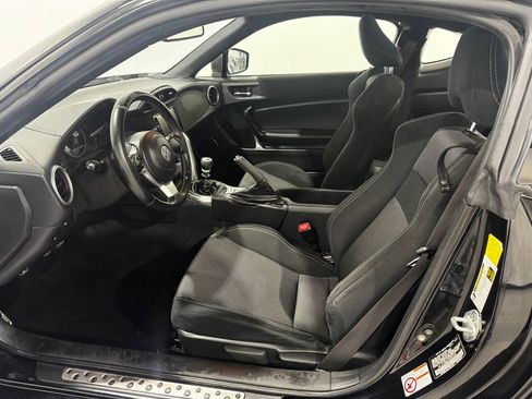 Used 2019 Toyota 86 RWD image 14