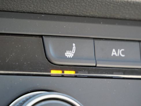 Certified 2022 Volkswagen Taos SE image 30