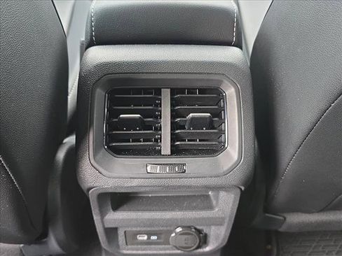 Used 2024 Volkswagen Tiguan SE w/ Panoramic Sunroof Package image 17