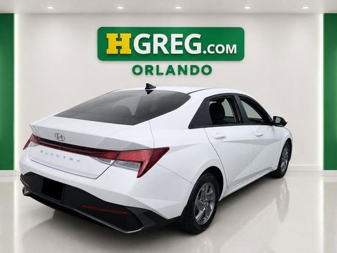 Used 2024 Hyundai Elantra SE FWD image 4