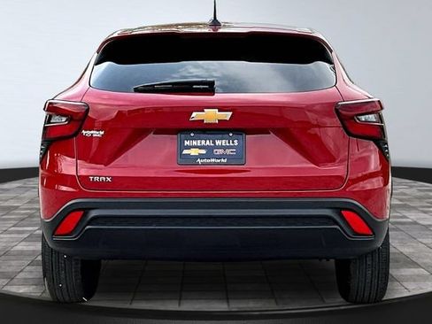 New 2026 Chevrolet Trax LS w/ LS Convenience Package FWD image 4