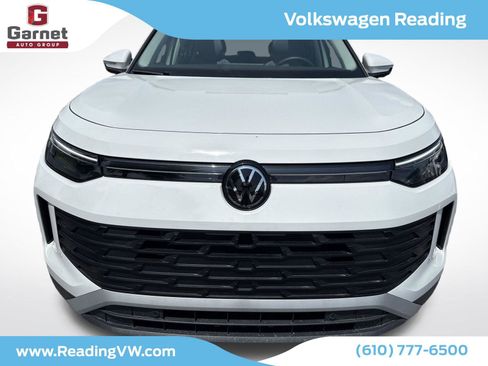 Used 2025 Volkswagen Tiguan SE w/ Panoramic Sunroof Package AWD/4WD image 8