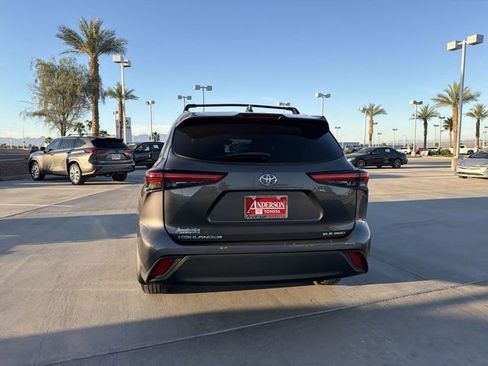 Used 2022 Toyota Highlander XLE image 6