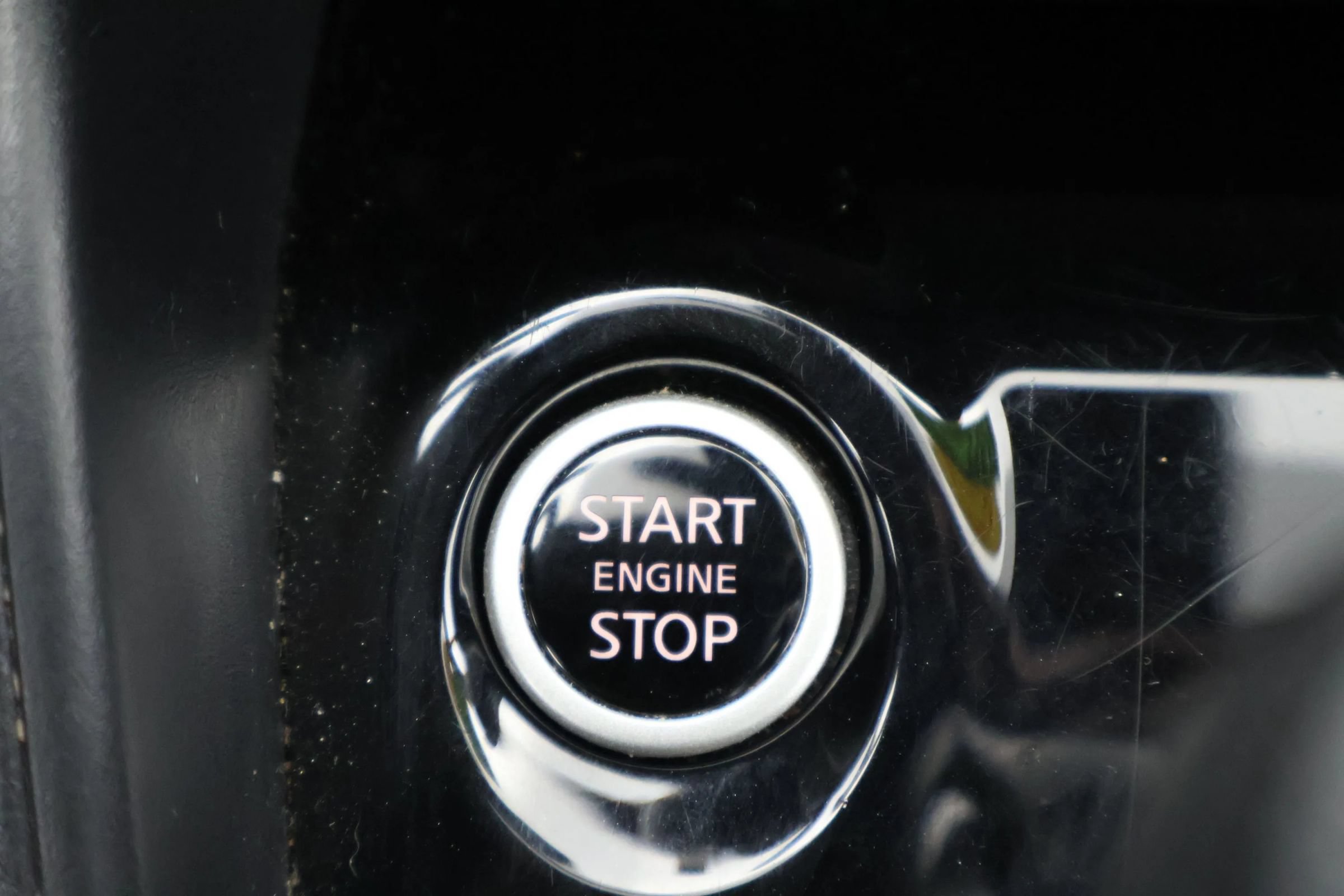 Used 2025 Nissan Versa SR FWD image 25