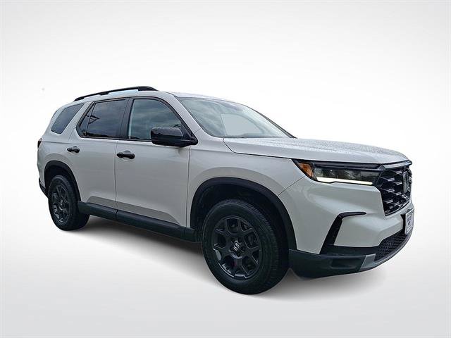 Used 2025 Honda Pilot TrailSport image 1