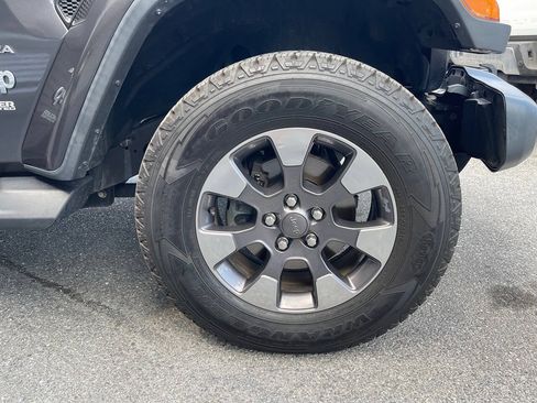 Used 2018 Jeep Wrangler Unlimited Sahara w/ Dual Top Group AWD/4WD image 9