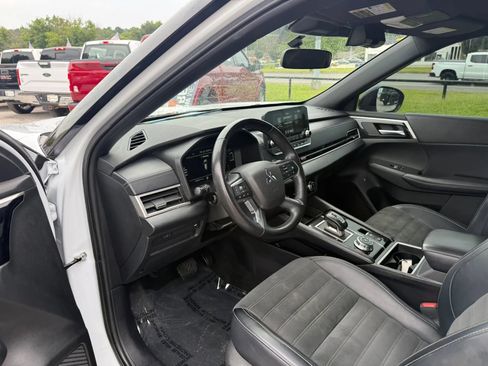 Used 2024 Mitsubishi Outlander SE Black Edition FWD image 16