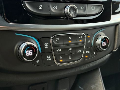 Used 2023 Chevrolet Traverse LT image 17