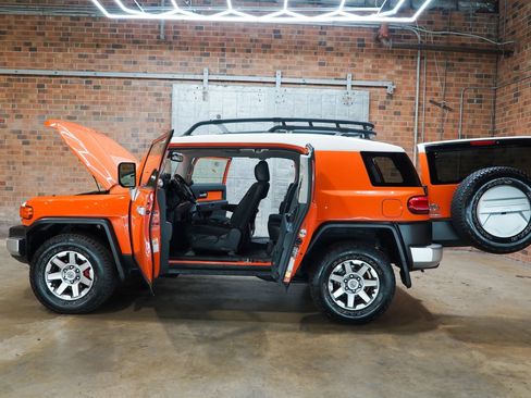 Used 2014 Toyota FJ Cruiser 4WD w/ Upgrade Package image 28
