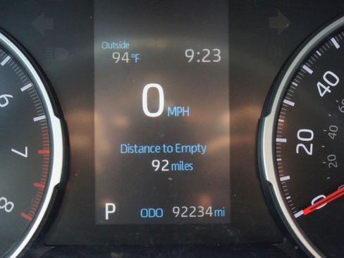 Used 2021 Toyota RAV4 LE FWD image 4