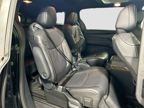 New 2026 Toyota Sienna Platinum image 28