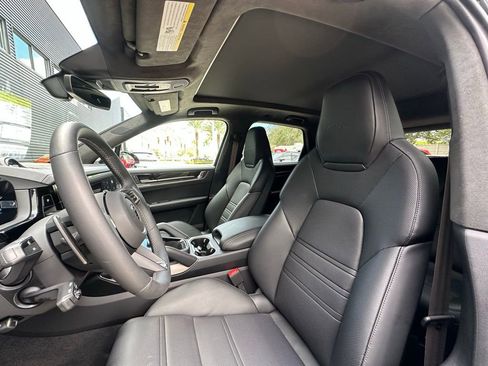 Used 2025 Porsche Cayenne Turbo image 5