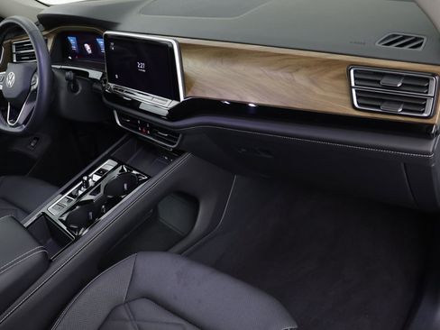 Certified 2024 Volkswagen Atlas SE w/ Black Wheel Package image 19