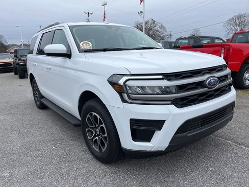 Used 2022 Ford Expedition XLT image 3