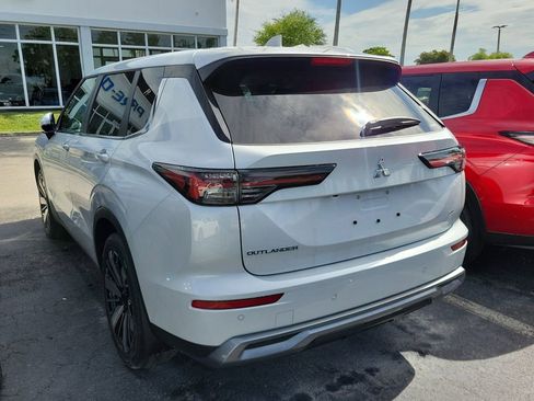 New 2025 Mitsubishi Outlander SE image 3