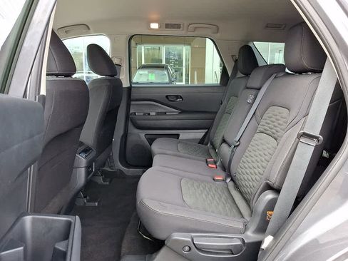 Used 2025 Nissan Pathfinder SV image 10