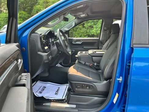 Used 2022 Chevrolet Silverado 1500 LT w/ Z71 Off-Road Package AWD/4WD image 15