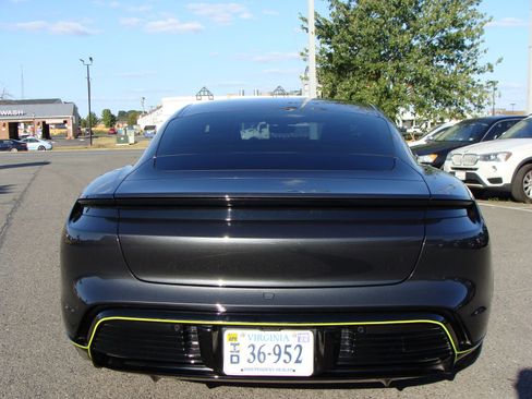 Used 2022 Porsche Taycan image 5