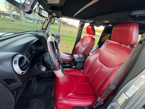 Used 2013 Jeep Wrangler Unlimited Rubicon image 12