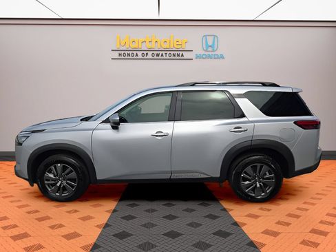 Used 2025 Nissan Pathfinder SV FWD image 2
