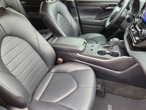 Used 2023 Toyota Highlander XLE image 18